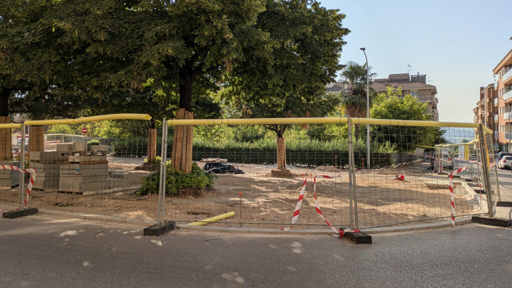 Obres de reforma de la plaça petita de la Font del Ros, a Berga | Divina López