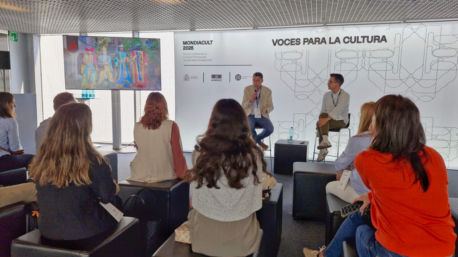 L'alcalde de Berga, Ivan Sànchez, i el periodista Xavi Rossinyol, durant la presentació de la Patum a Mondiacult