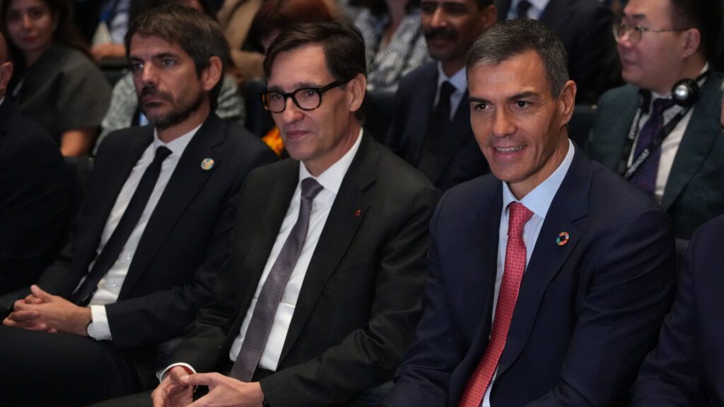 El president de la Generalitat, Salvador Illa, amb el president del govern espanyol, Pedro Sánchez, i el ministre de Cultura, Ernest Urtasun