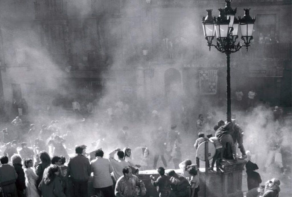Guerra de la farina del Carnestoltes de Berga, organitzada per la Bauma dels Encantats durant la dècada dels 80. | Josep Pons i Tubau