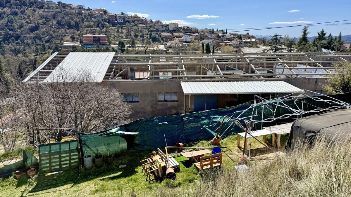 El vent s'ha endut la teulada del magatzem de la brigada municipal, al costat del parc de bombers de Berga | Albert Segura/ACN