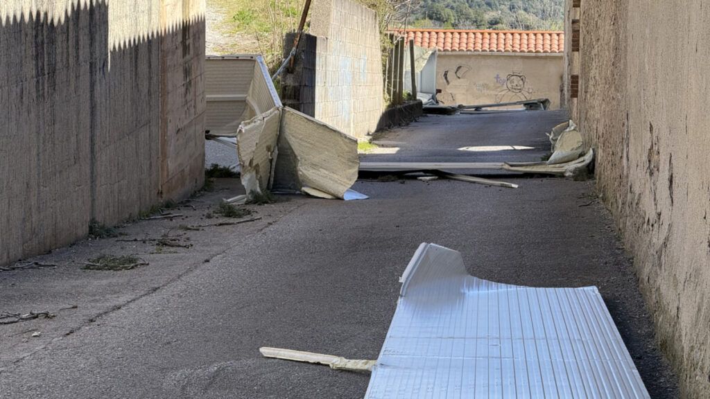 La teulada metàl·lica del magatzem de la brigada municipal ha caigut al camí del cementiri de Berga | Albert Segura/ACN