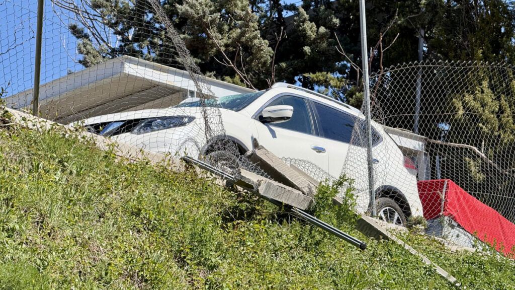 Un cotxe aparcat al parc de bombers, afectat per la caiguda de la teulada del magatzem de la brigada | Albert Segura/ACN