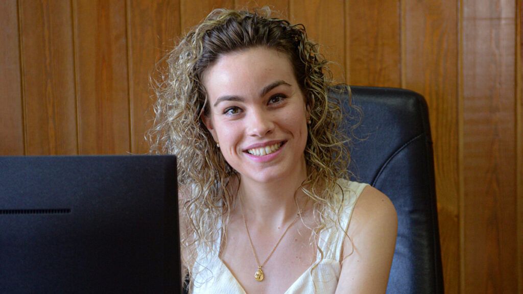 Sara Costa, alcaldessa de Santa Maria de Merlès, al despatx de l'Ajuntament | Rosa/La Fotogràfica