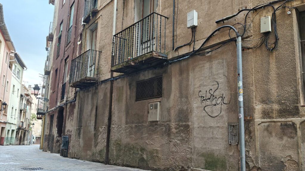 Edifici del carrer Balmes 10 de Berga, propietat de l'Ajuntament, que es rehabilitarà per fer-hi tres pisos d'emergència social | X. R.