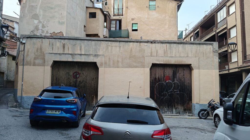 Garatges que s'enderrocaran a la plaça de les Cols | Aquí Berguedà
