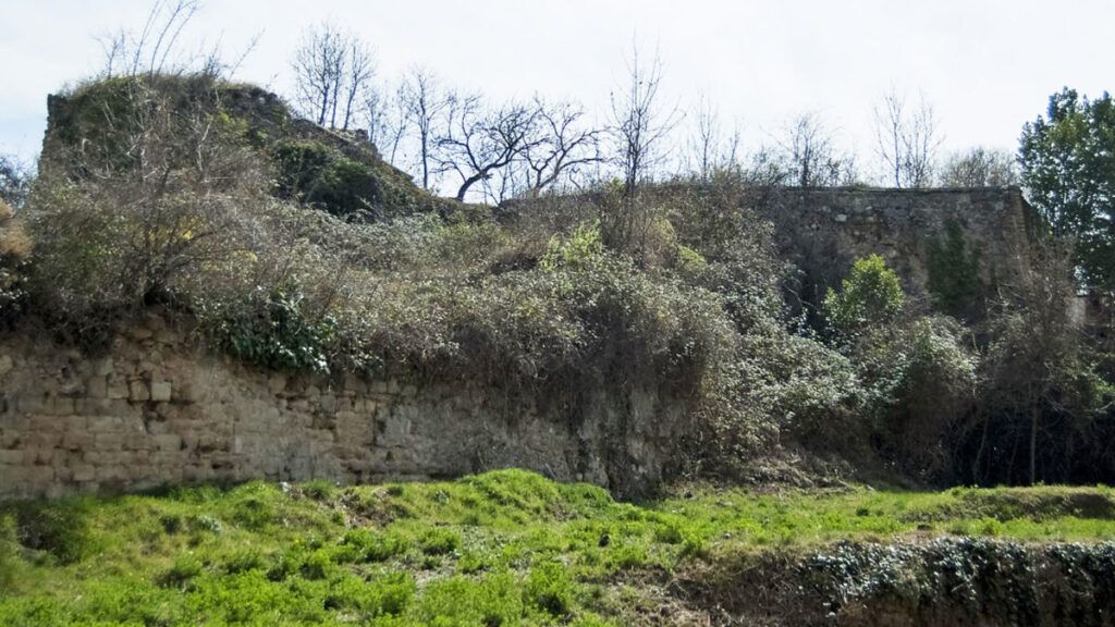 Muralla de Berga i restes del baluard de Sant Carles, ara mig cobertes per la vegetació, a l'entorn de la plaça Santa Magdalena | Ajuntament de Berga