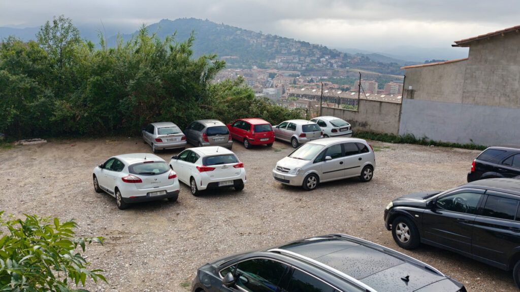 Aparcament de Cal Parraquer, a tocar de la plaça Santa Magdalena de Berga | X. R.