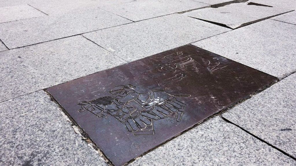 Rajoles de la Patum amb dibuixos de Josep M. de Martín, a la plaça de Sant Joan | Marc Canturri