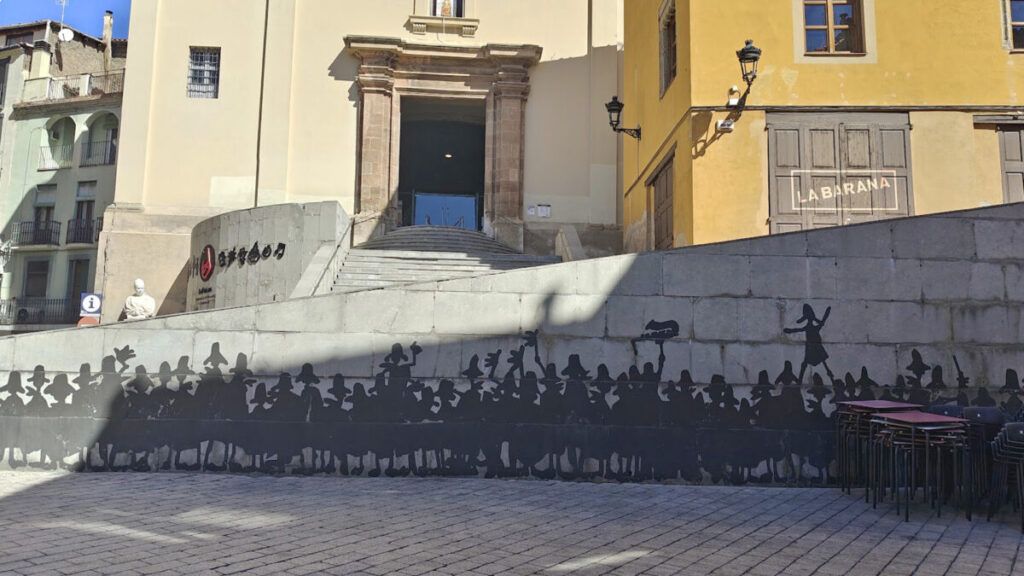 Mural de Salvador Vinyes a la barana de la plaça de Sant Pere de Berga, inaugurat l'any 2021