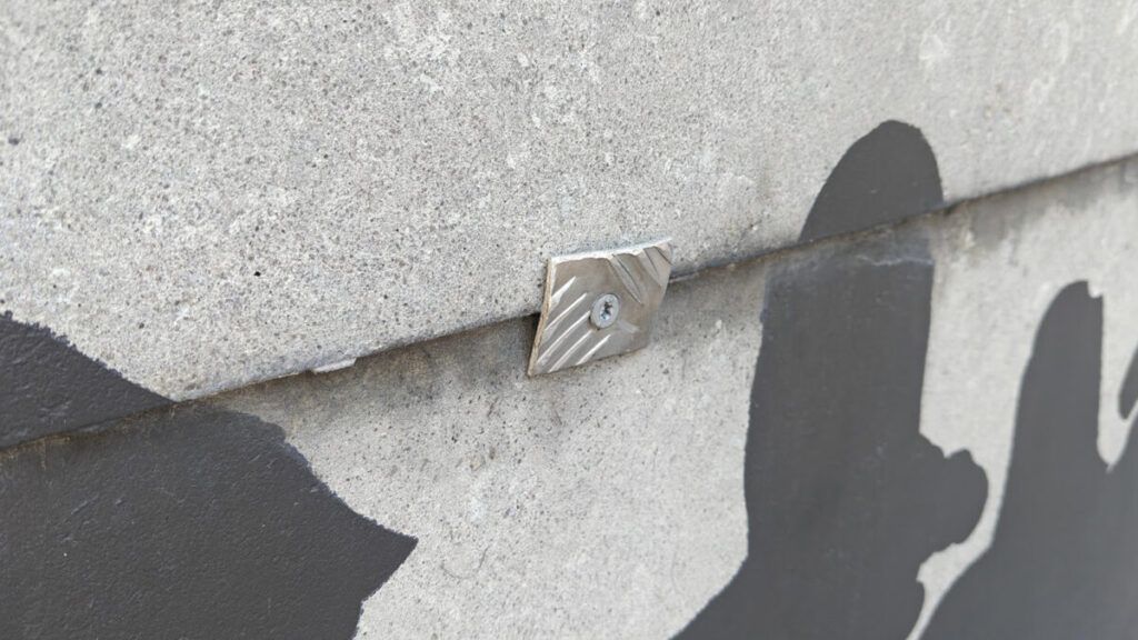 Subjecció a les plaques de la barana de la plaça de Sant Pere de Berga per evitar caigudes